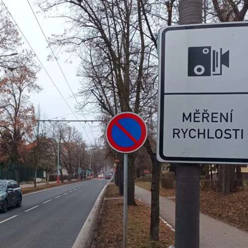 Dopravní značka upozorňující na měření rychlosti na silnici v obci